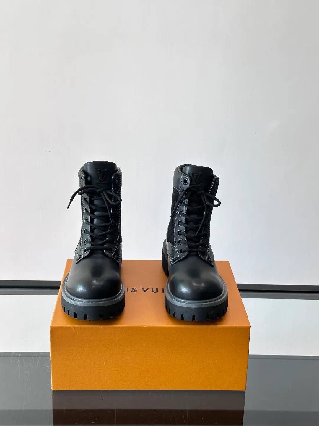 [L Home] Top P: 920💰 Size: 39-44 (45 can be customized) LOUIS VUITTON Louis Vuitton ss25 LV Donkey brand new thick-soled lace-up big-toe shoes men's casual shoes high-top short boots. These boots are crafted from top-grain calf leather for a lightweight and comfortable fit. The thick EVA outsole is embellished with eye-catching ridges, and the trendy attitude of being both strong and soft makes it an everyday choice. ✔Upper: imported first-layer cowhide ✔Lining: cowhide ✔Outsole: original molded outsole